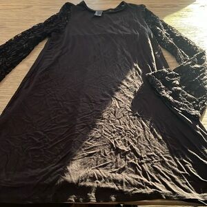 This dress features elegant long sleeves adorned with lace.